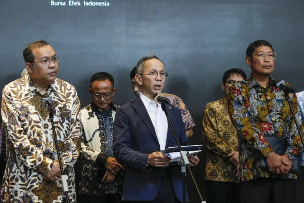 Mantan Ketua Dewan Komisioner OJK Mahendra Siregar (tengah) bersama mantan Direktur Utama Bursa Efek Indonesai (BEI) Imam Rachman (kiri) dan mantan Kepala Eksekutif Pengawas Pasar Modal, Keuangan Derivatif dan Bursa Karbon OJK Inarno Djajadi (kanan) menyampaikan keterangan saat konferensi pers di Bursa Efek Indonesia, Jakarta, Kamis (29/1/2026).