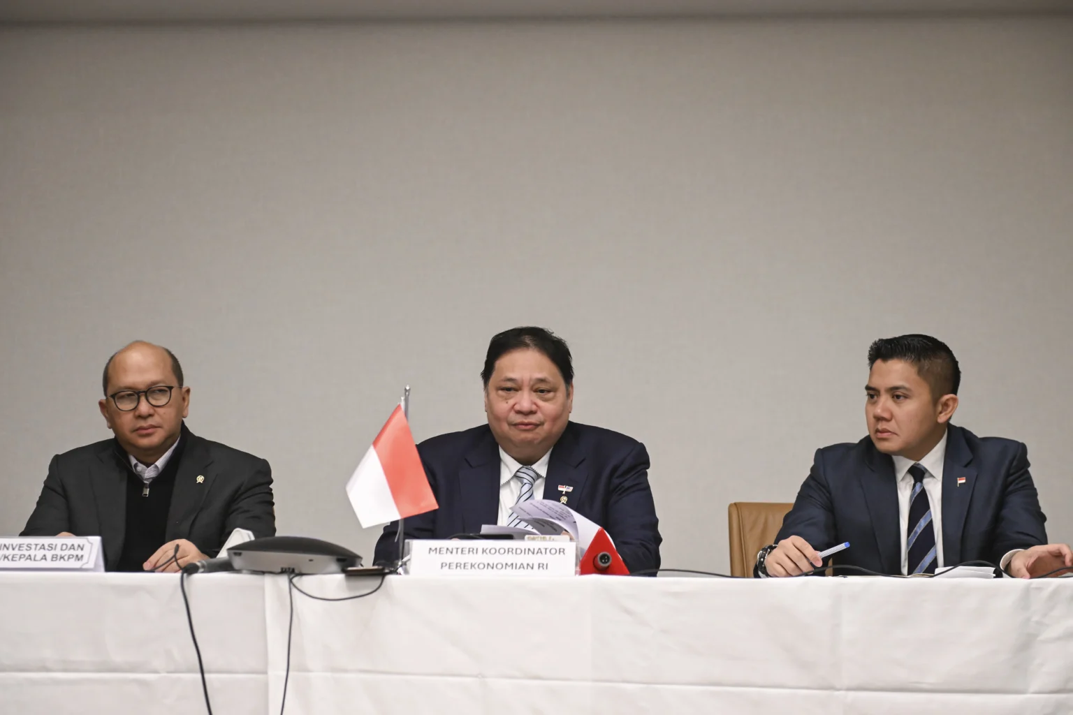 Menko Perekonomian Airlangga Hartarto (tengah) bersama Menteri Investasi dan Hilirasasi Rosan Roeslani (kiri) dan Sekretaris Kabinet Teddy Indra Wijaya (kanan) menyampaikan keterangan pers terkait perjanjian perdagangan timbal balik Indonesia-AS di Washington DC, Amerika Serikat