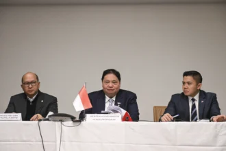 Menko Perekonomian Airlangga Hartarto (tengah) bersama Menteri Investasi dan Hilirasasi Rosan Roeslani (kiri) dan Sekretaris Kabinet Teddy Indra Wijaya (kanan) menyampaikan keterangan pers terkait perjanjian perdagangan timbal balik Indonesia-AS di Washington DC, Amerika Serikat