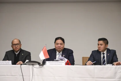 Menko Perekonomian Airlangga Hartarto (tengah) bersama Menteri Investasi dan Hilirasasi Rosan Roeslani (kiri) dan Sekretaris Kabinet Teddy Indra Wijaya (kanan) menyampaikan keterangan pers terkait perjanjian perdagangan timbal balik Indonesia-AS di Washington DC, Amerika Serikat