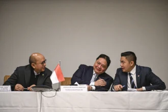 Menko Perekonomian Airlangga Hartarto (tengah) berbincang dengan Menteri Investasi dan Hilirasasi Rosan Roeslani (kiri) dan Sekretaris Kabinet Teddy Indra Wijaya (kanan) saat menyampaikan keterangan pers terkait perjanjian perdagangan timbal balik Indonesia-AS di Washington DC, Amerika Serikat