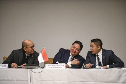 Menko Perekonomian Airlangga Hartarto (tengah) berbincang dengan Menteri Investasi dan Hilirasasi Rosan Roeslani (kiri) dan Sekretaris Kabinet Teddy Indra Wijaya (kanan) saat menyampaikan keterangan pers terkait perjanjian perdagangan timbal balik Indonesia-AS di Washington DC, Amerika Serikat