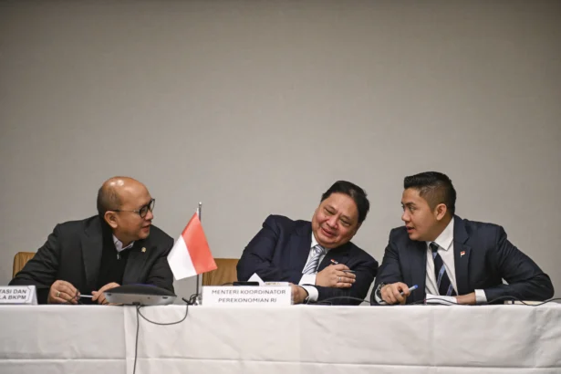 Menko Perekonomian Airlangga Hartarto (tengah) berbincang dengan Menteri Investasi dan Hilirasasi Rosan Roeslani (kiri) dan Sekretaris Kabinet Teddy Indra Wijaya (kanan) saat menyampaikan keterangan pers terkait perjanjian perdagangan timbal balik Indonesia-AS di Washington DC, Amerika Serikat