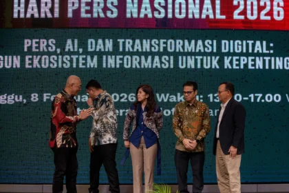Menteri Komunikasi dan Digital Meutya Hafid (ketiga kiri) didampingi Wakil Menteri Komunikasi dan Digital Nezar Patria (kedua kanan), Ketua Dewan Pers Komaruddin Hidayat (kanan), Ketua Umum Persatuan Wartawan Indonesia (PWI) Pusat Akhmad Munir (kiri), dan Sekda Provinsi Banten Deden Apriandhi (kedua kiri) bersiap foto bersama pada Konvensi Nasional Media Massa Hari Pers Nasional (HPN) 2026 di Kota Serang, Banten