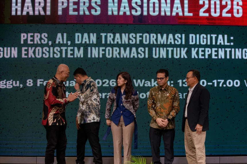 Menteri Komunikasi dan Digital Meutya Hafid (ketiga kiri) didampingi Wakil Menteri Komunikasi dan Digital Nezar Patria (kedua kanan), Ketua Dewan Pers Komaruddin Hidayat (kanan), Ketua Umum Persatuan Wartawan Indonesia (PWI) Pusat Akhmad Munir (kiri), dan Sekda Provinsi Banten Deden Apriandhi (kedua kiri) bersiap foto bersama pada Konvensi Nasional Media Massa Hari Pers Nasional (HPN) 2026 di Kota Serang, Banten