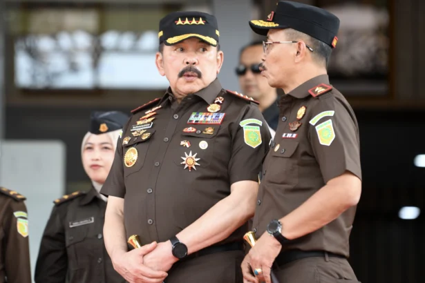 Jaksa Agung ST Burhanuddin (kiri) berbincang dengan Kepala Kejaksaan Tinggi Kalimantan Timur Supardi (kanan) saat kunjungan kerja di Kejaksaan Tinggi (Kejati) Kaltim di Samarinda Seberang, Samarinda, Kalimantan Timur, Kamis (22/1/2026).