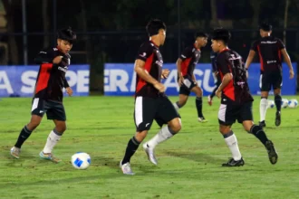 Pesepak bola Timnas Indonesia U-17 melakukan sesi latihan di Lapangan Indomilk Arena, Kabupaten Tangerang, Banten