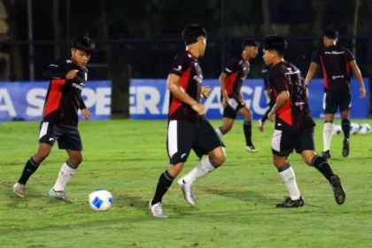 Pesepak bola Timnas Indonesia U-17 melakukan sesi latihan di Lapangan Indomilk Arena, Kabupaten Tangerang, Banten