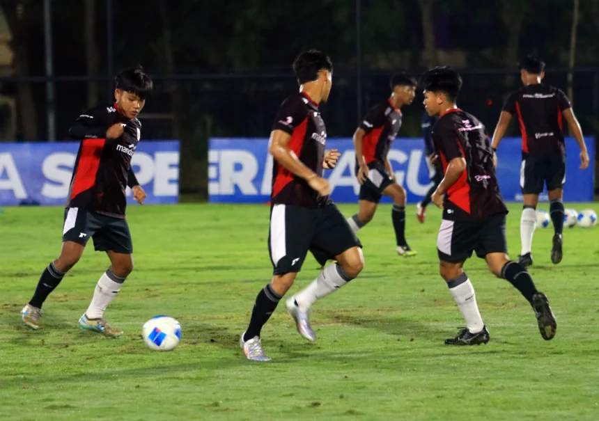 Pesepak bola Timnas Indonesia U-17 melakukan sesi latihan di Lapangan Indomilk Arena, Kabupaten Tangerang, Banten