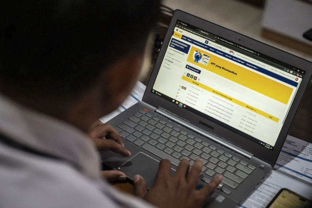 Wajib pajak melakukan pelaporan SPT Tahunan secara mandiri melalui sistem Coretax dalam kegiatan layanan jemput bola di Kantor Kecamatan Semarang Tengah, Semarang, Jawa Tengah.