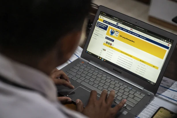 Wajib pajak melakukan pelaporan SPT Tahunan secara mandiri melalui sistem Coretax dalam kegiatan layanan jemput bola di Kantor Kecamatan Semarang Tengah, Semarang, Jawa Tengah.