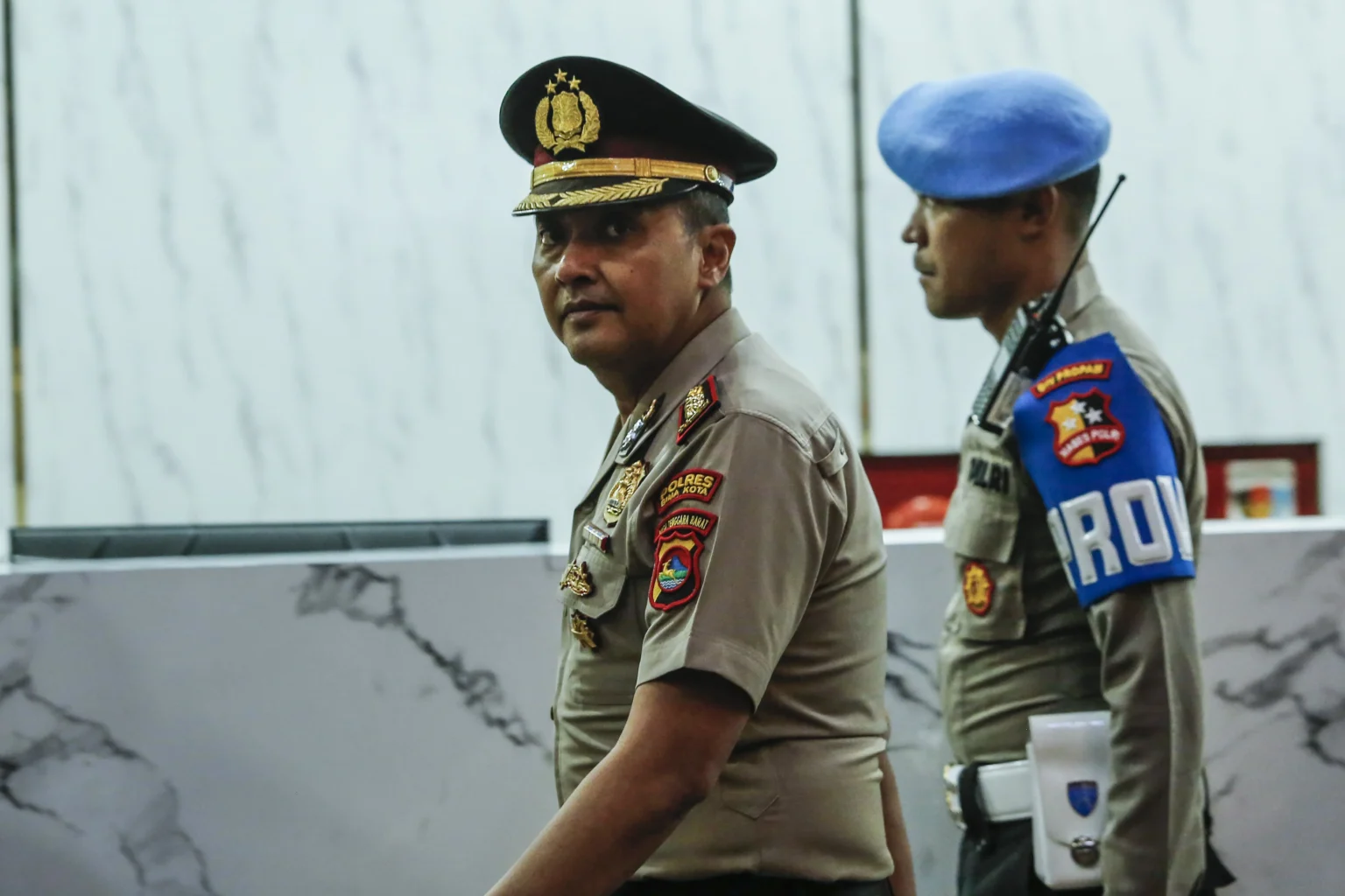 Mantan Kapolres Bima Kota AKBP Didik Putra Kuncoro (kiri) berjalan keluar dari ruang sidang usai mengikuti Sidang Komisi Kode Etik Polri (KKEP) terkait kasus pemilikan narkoba di Gedung Transnational Crime Center (TNCC) Mabes Polri, Jakarta