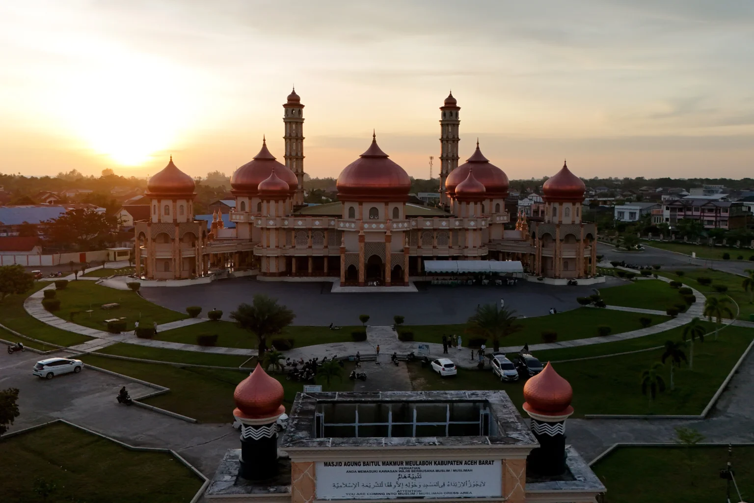 Foto udara kawasan Masjid Agung Baitul Makmur di Meulaboh, Aceh Barat, Aceh