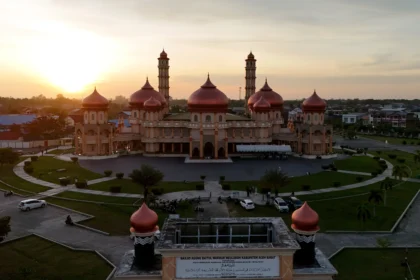 Foto udara kawasan Masjid Agung Baitul Makmur di Meulaboh, Aceh Barat, Aceh