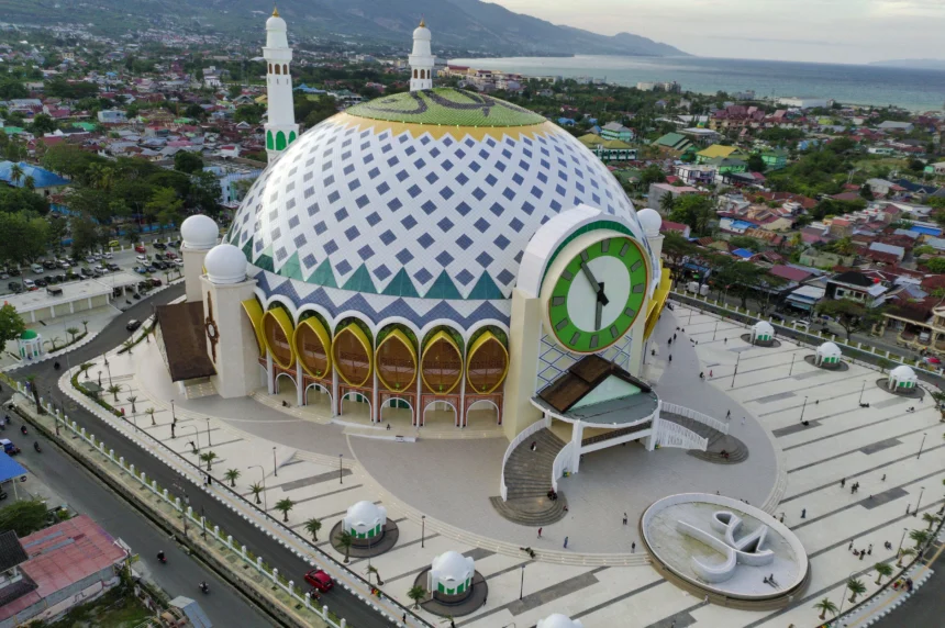 Foto udara sejumlah warga beraktivitas di halaman Masjid Raya Baitul Khairaat di Palu, Sulawesi Tengah