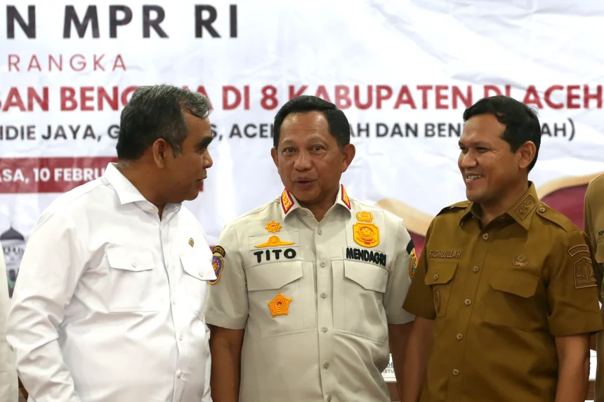 Ketua Majelis Permusyawaratan Rakyat (MPR) Ahmad Muzani (kiri) berbincang dengan Menteri Dalam Negeri yang juga Ketua Satuan Tugas (Kasatgas) Percepatan Rehabilitasi dan Rekonstruksi Pascabencana Sumatera Tito Karnavian (tengah) dan Wakil Gubernur Aceh Fadhlullah (kanan) saat kunjungan kerja dan penyerahan bantuan kemanusiaan di Banda Aceh, Aceh,