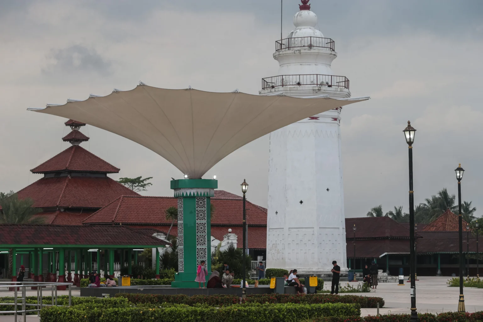 Warga mengunjungi kompleks Masjid Agung Banten di Kota Serang, Banten