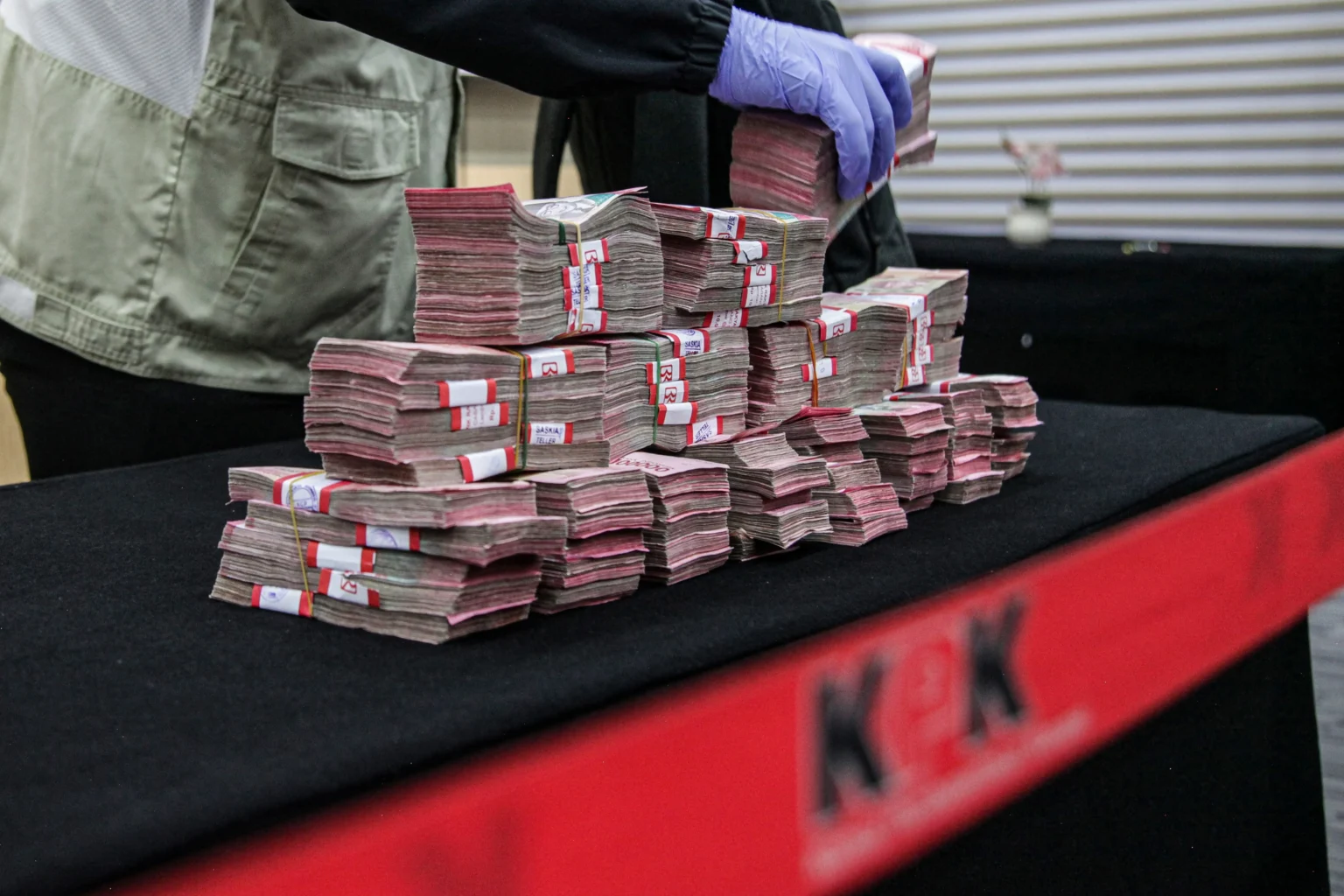 Petugas KPK menunjukkan barang bukti uang tunai dalam Operasi Tangkap Tangan (OTT) di Pengadilan Negeri Depok, di Gedung Merah Putih KPK, Jakarta, Jumat (6/2/2026) malam.