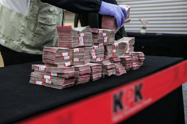 Petugas KPK menunjukkan barang bukti uang tunai dalam Operasi Tangkap Tangan (OTT) di Pengadilan Negeri Depok, di Gedung Merah Putih KPK, Jakarta, Jumat (6/2/2026) malam.