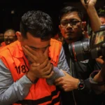 Tersangka kasus dugaan tindak pidana korupsi perkara suap importasi di Direktorat Jenderal Bea dan Cukai (DJBC), Orlando Hamongan (kanan) dan Rizal Fadillah (kiri) berjalan menggunakan rompi tahanan usai menjalani pemeriksaan di Gedung Merah Putih KPK, Jakarta