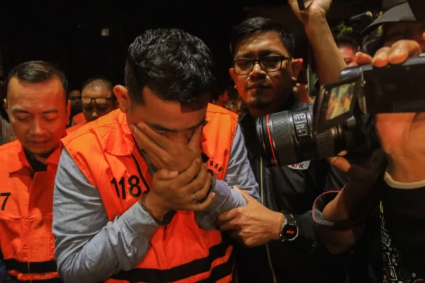 Tersangka kasus dugaan tindak pidana korupsi perkara suap importasi di Direktorat Jenderal Bea dan Cukai (DJBC), Orlando Hamongan (kanan) dan Rizal Fadillah (kiri) berjalan menggunakan rompi tahanan usai menjalani pemeriksaan di Gedung Merah Putih KPK, Jakarta