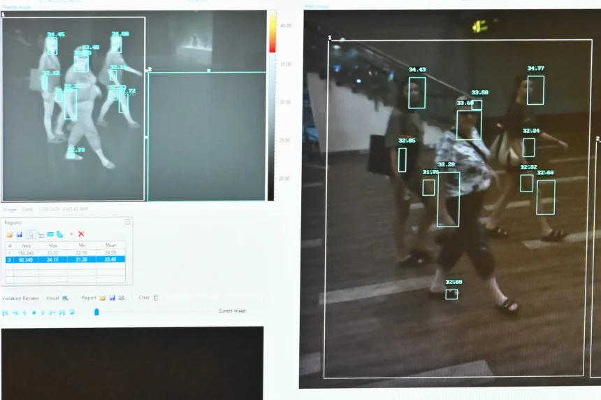 Tampilan layar saat penumpang pesawat berjalan melewati area pemeriksaan Balai Besar Kekarantinaan Kesehatan Kelas I Denpasar di Terminal Internasional Bandara Internasional I Gusti Ngurah Rai, Badung, Bali