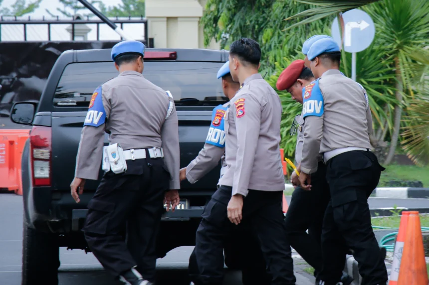 Anggota Propam Polda NTB menggiring Kepala Satresnarkoba Polres Bima Kota AKP Malaungi (kedua kanan) menuju ruang penahanan usai menjalani sidang etik Polri terkait kasus peredaran narkoba di Mapolda NTB, Mataram, Nusa Tenggara Barat, Senin (9/2/2026).