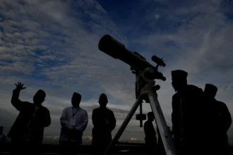 Petugas dari Kantor Wilayah Kementrian Agama Provinsi Sumatera Selatan mengamati posisi hilal menggunakan teropong saat rukyatul hilal di Palembang, Sumatera Selatan, Selasa (17/2/2026).