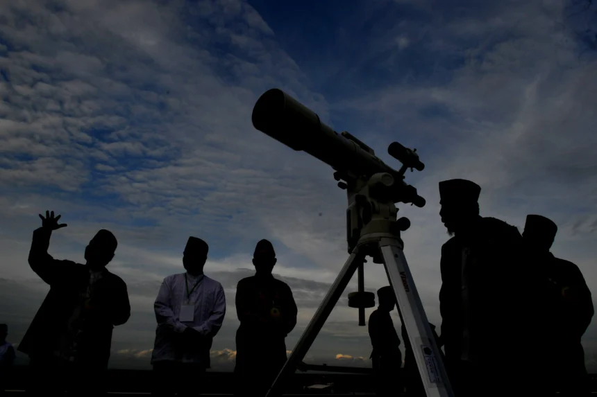 Petugas dari Kantor Wilayah Kementrian Agama Provinsi Sumatera Selatan mengamati posisi hilal menggunakan teropong saat rukyatul hilal di Palembang, Sumatera Selatan, Selasa (17/2/2026).