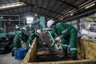 Pekerja memilah sampah di Tempat Pengolahan Sampah Terpadu (TPST) Utama Cimahi Selatan usai diresmikan di Kota Cimahi