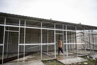 Pekerja menyelesaikan pembangunan hunian sementara (huntara) di Desa Krueng Lingka, Langkahan, Aceh Utara, Aceh