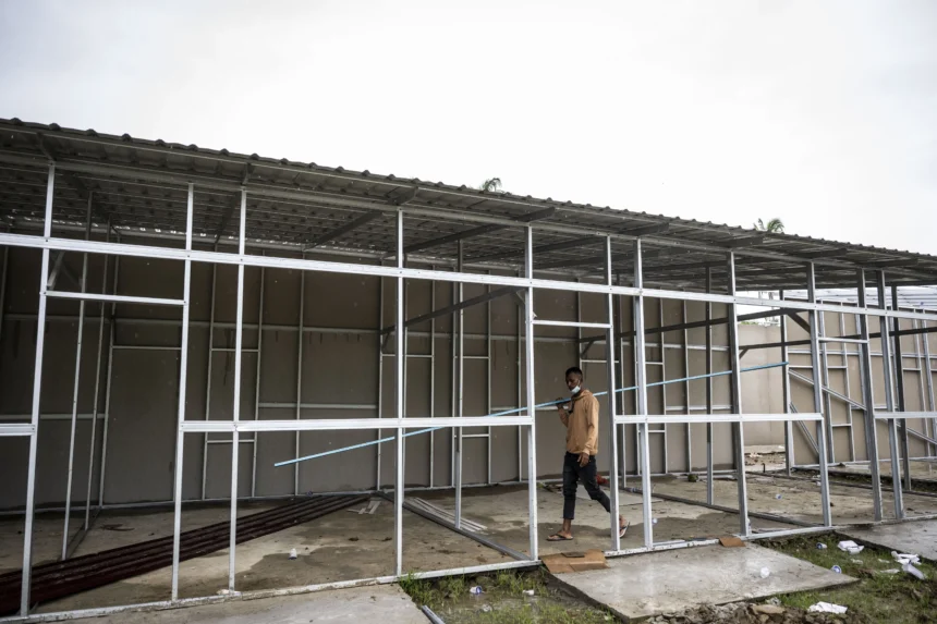 Pekerja menyelesaikan pembangunan hunian sementara (huntara) di Desa Krueng Lingka, Langkahan, Aceh Utara, Aceh