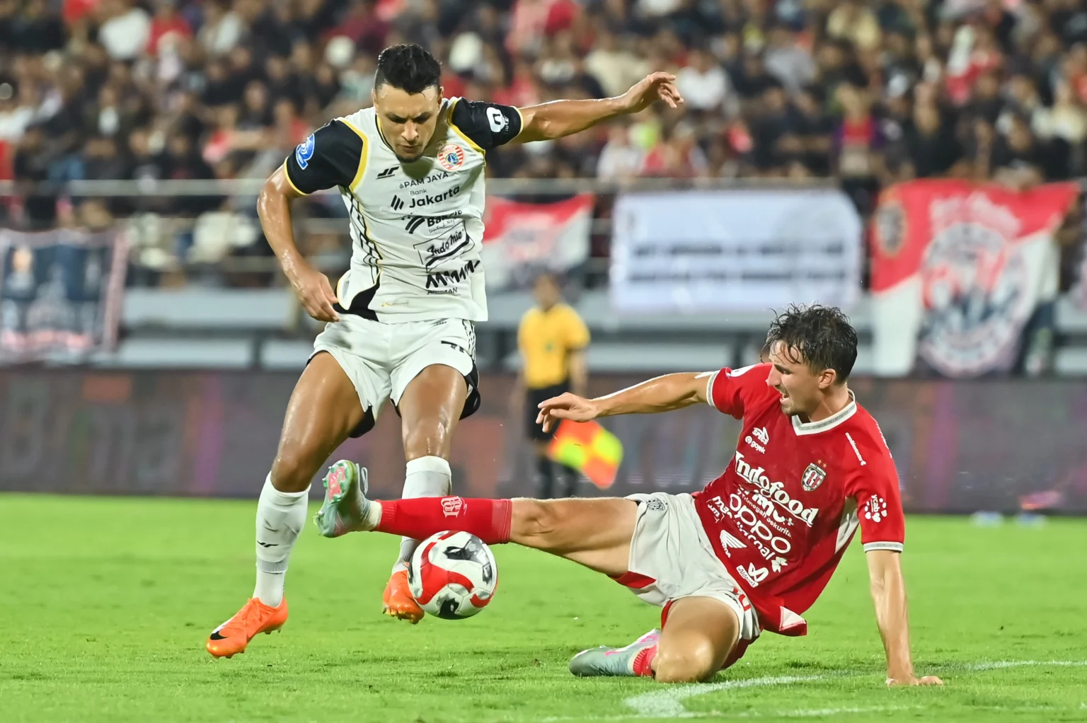 Pesepak bola Persija Jakarta Alaaeddine Ajaraie (kiri) berusaha melewati hadangan pesepak bola Bali United Tim Receveur (kanan) saat pertandingan Super League 2025/2026 di Stadion Kapten I Wayan Dipta, Gianyar, Bali