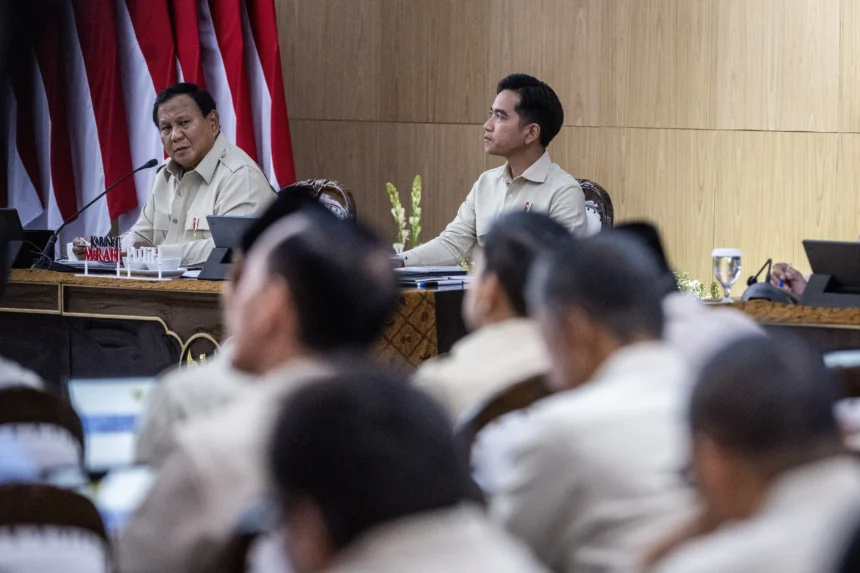 Presiden Prabowo Subianto (kiri) didampingi Wakil Presiden Gibran Rakabuming Raka (kanan) membuka Taklimat Awal Tahun saat retret Kabinet Merah Putih di Hambalang, Kabupaten Bogor, Jawa Barat