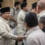Presiden Prabowo Subianto (kiri) menyapa jajaran Kabinet Merah Putih sebelum membuka Taklimat Awal Tahun saat retret Kabinet Merah Putih di Hambalang, Kabupaten Bogor, Jawa Barat