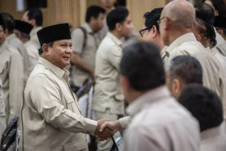 Presiden Prabowo Subianto (kiri) menyapa jajaran Kabinet Merah Putih sebelum membuka Taklimat Awal Tahun saat retret Kabinet Merah Putih di Hambalang, Kabupaten Bogor, Jawa Barat