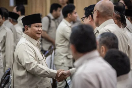 Presiden Prabowo Subianto (kiri) menyapa jajaran Kabinet Merah Putih sebelum membuka Taklimat Awal Tahun saat retret Kabinet Merah Putih di Hambalang, Kabupaten Bogor, Jawa Barat