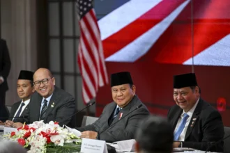 Presiden Prabowo Subianto (kedua kanan) didampingi Menko Perekonomian Airlangga Hartarto (kanan) dan CEO Danantara Rosan Roeslani (kedua kiri), Menteri ESDM Bahlil Lahadalia (kiri) memberikan sambutan saat Bussines Summit di Washington DC, Amerika Serikat, Rabu (18/2/2026).