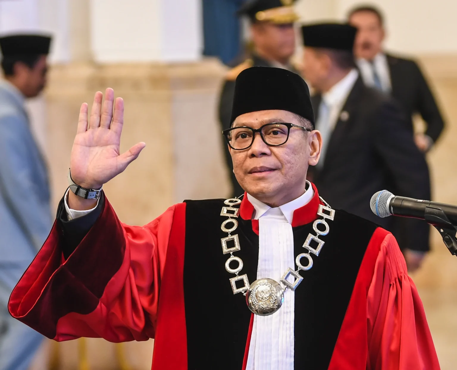 Hakim MK Adies Kadir bersiap mengikuti pembacaan sumpah jabatan pada pelantikan Hakim Mahkamah Konstitusi (MK) dan Wakil Menteri Keuangan di Istana Negara, Jakarta, Kamis (5/2/2026).