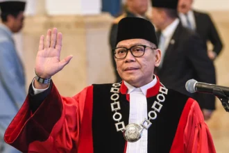 Hakim MK Adies Kadir bersiap mengikuti pembacaan sumpah jabatan pada pelantikan Hakim Mahkamah Konstitusi (MK) dan Wakil Menteri Keuangan di Istana Negara, Jakarta, Kamis (5/2/2026).