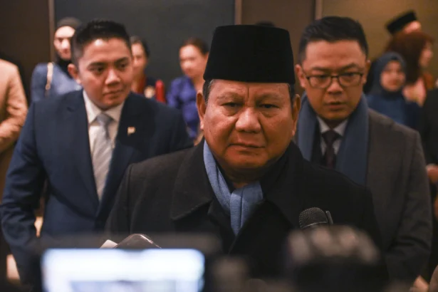Presiden Prabowo Subianto (tengah) didampingi Menlu Sugiono (kanan) dan Sekretaris Kabinet Teddy Indra Wijaya (kiri) memberikan keterangan kepada wartawan di Washington DC, Amerika Serikat