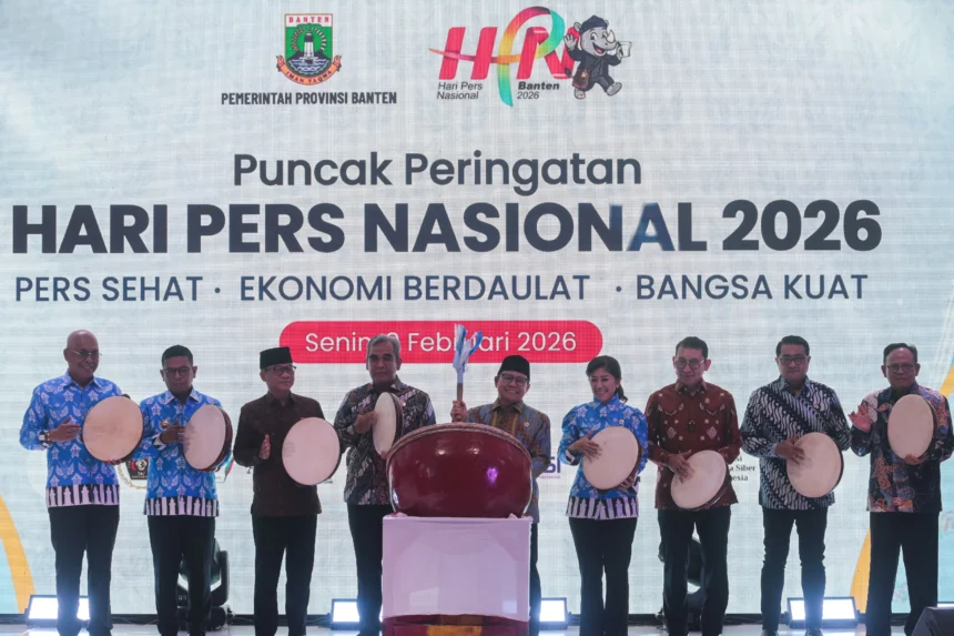 Menteri Koordinator Bidang Pemberdayaan MasyarakatÂ MuhaiminÂ Iskandar (tengah) memukul alat musik terbang gede didampingi (dari kiri) Ketua Umum PWI Pusat Akhmad Munir, Gubernur Banten Andra Soni, Menteri Desa dan Pembangunan Daerah Tertinggal Yandri Susanto, Ketua MPR Ahmad Muzani, Menteri Komunikasi dan Digital Meutya Hafid, Menteri Kebudayaan Fadli Zon, Menteri Ekonomi Kreatif Teuku Riefky Harsya, dan Ketua Dewan Pers Komaruddin Hidayat dalam puncak peringatan Hari Pers Nasional 2026 di Kota Serang, Banten
