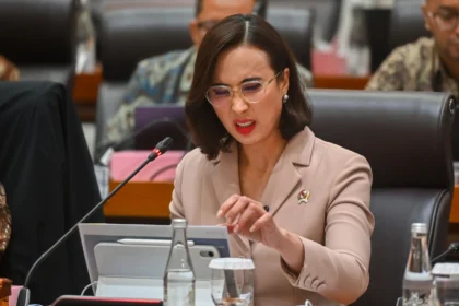 Menteri Pariwisata Widiyanti Putri Wardhana menyampaikan paparan saat mengikuti rapat kerja bersama Komisi VII DPR di Kompleks Parlemen, Senayan, Jakarta