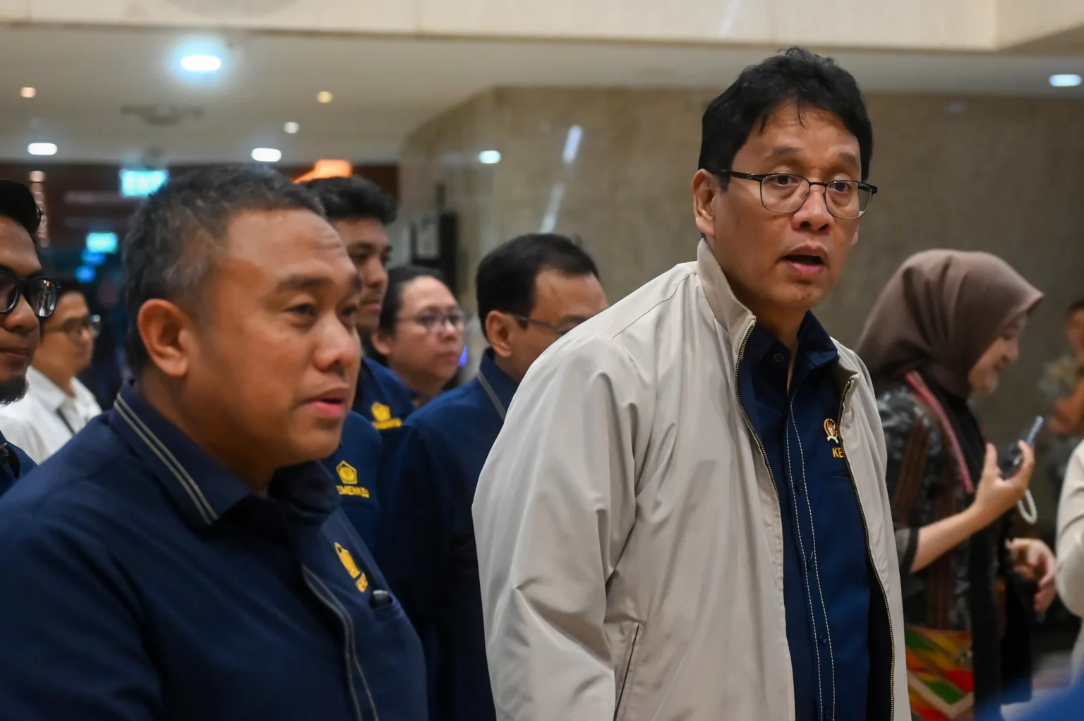 Menteri Keuangan Purbaya Yudhi Sadewa (kanan) bersiap mengikuti rapat kerja bersama Komisi XI DPR di Kompleks Parlemen, Senayan, Jakarta