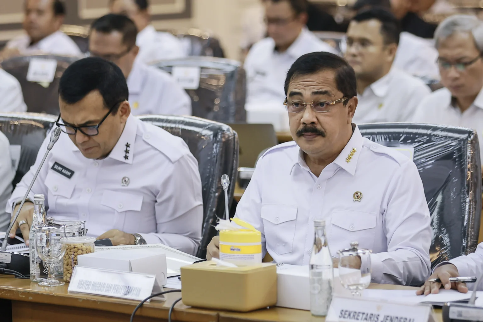 Menteri Imigrasi dan Pemasyarakatan Agus Andrianto (kanan) bersama Wakil Menteri Imigrasi dan Pemasyarakatan Silmy Karim (kiri) mengikuti rapat kerja dengan Komisi XIII DPR di Kompleks Parlemen, Senayan, Jakarta