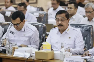 Menteri Imigrasi dan Pemasyarakatan Agus Andrianto (kanan) bersama Wakil Menteri Imigrasi dan Pemasyarakatan Silmy Karim (kiri) mengikuti rapat kerja dengan Komisi XIII DPR di Kompleks Parlemen, Senayan, Jakarta