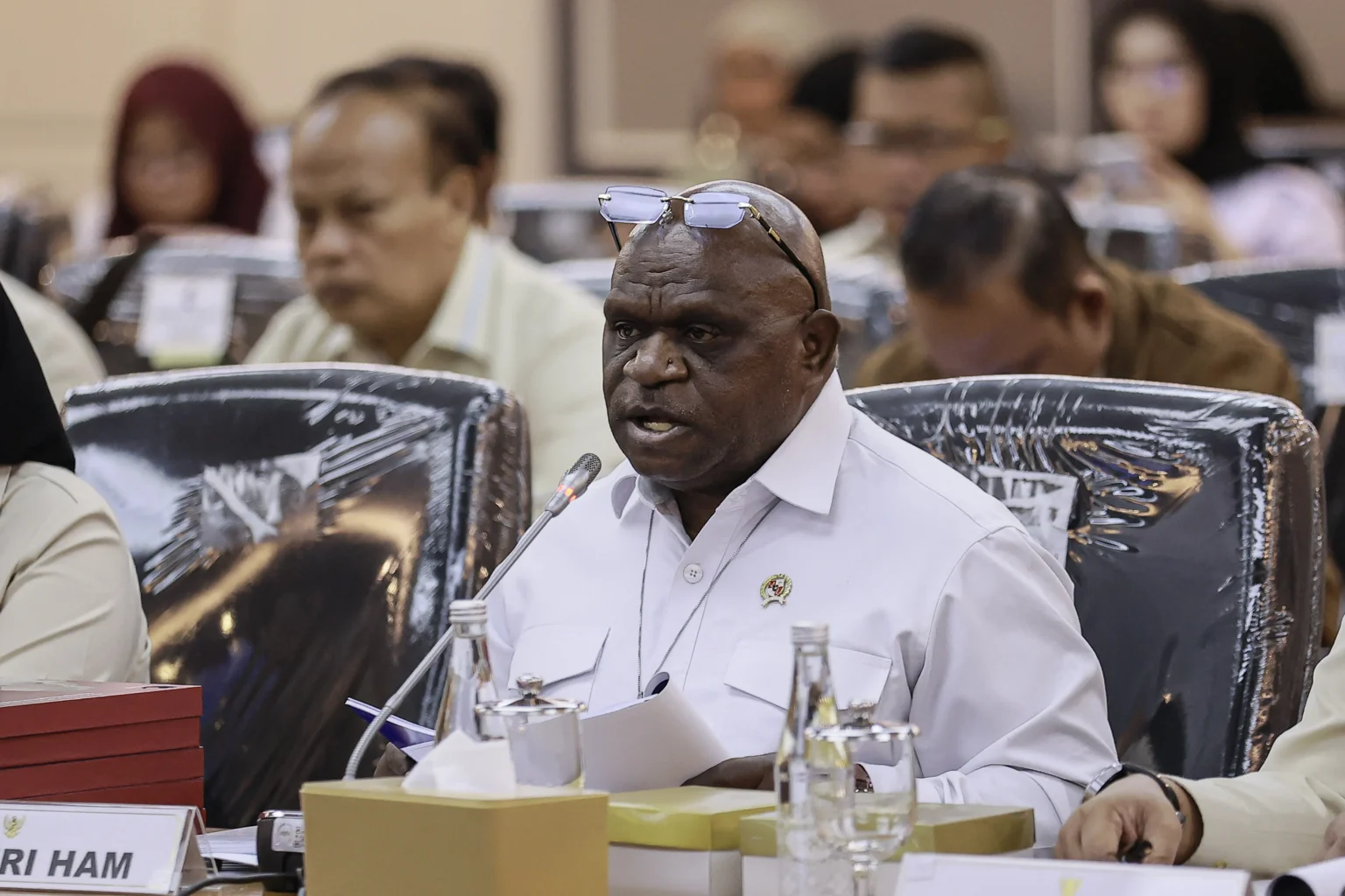 Menteri HAM Natalius Pigai menyampaikan paparan pada rapat kerja dengan Komisi XIII DPR di Kompleks Parlemen, Senayan, Jakarta