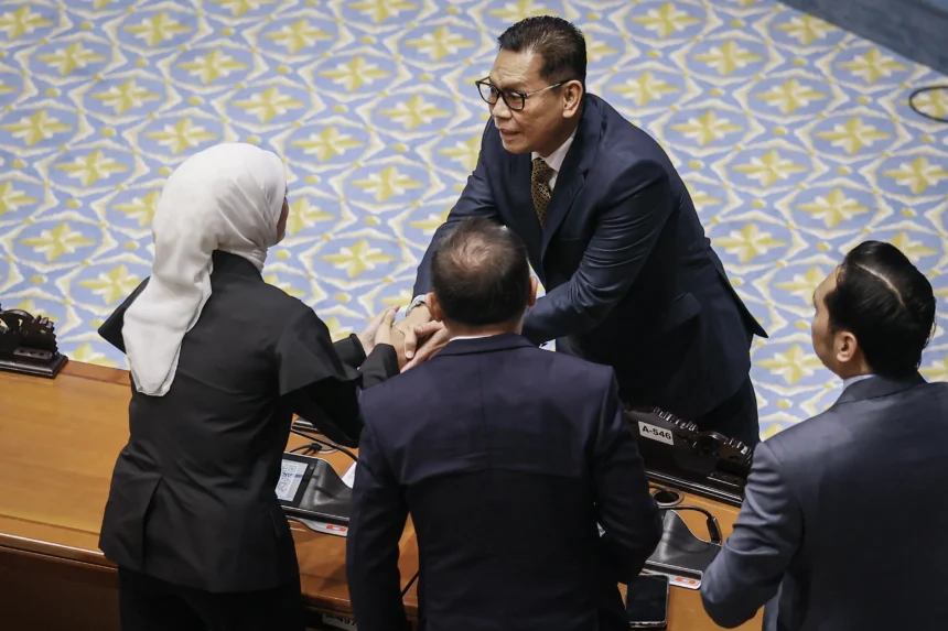 Hakim Mahkamah Konstitusi (MK) usulan DPR Adies Kadir (tengah) menerima ucapan selamat dari anggota DPR saat mengikuti Rapat Paripurna DPR ke-12 Masa Persidangan III Tahun Sidang 2025-2026 di Kompleks Parlemen, Senayan, Jakarta