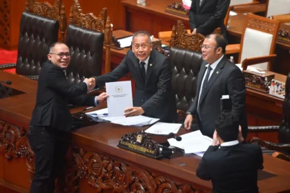 Wakil Ketua DPR Saan Mustopa (tengah) menerima laporan pembahasan dari Wakil Ketua Komisi XI DPR Hanif Dhakiri (kiri) disaksikan oleh Wakil Ketua DPR Cucun Ahmad Syamsurijal saat Rapat Paripurna Ke-13 DPR Masa Persidangan III Tahun Sidang 2025-2026 di Kompleks Parlemen, Senayan, Jakarta