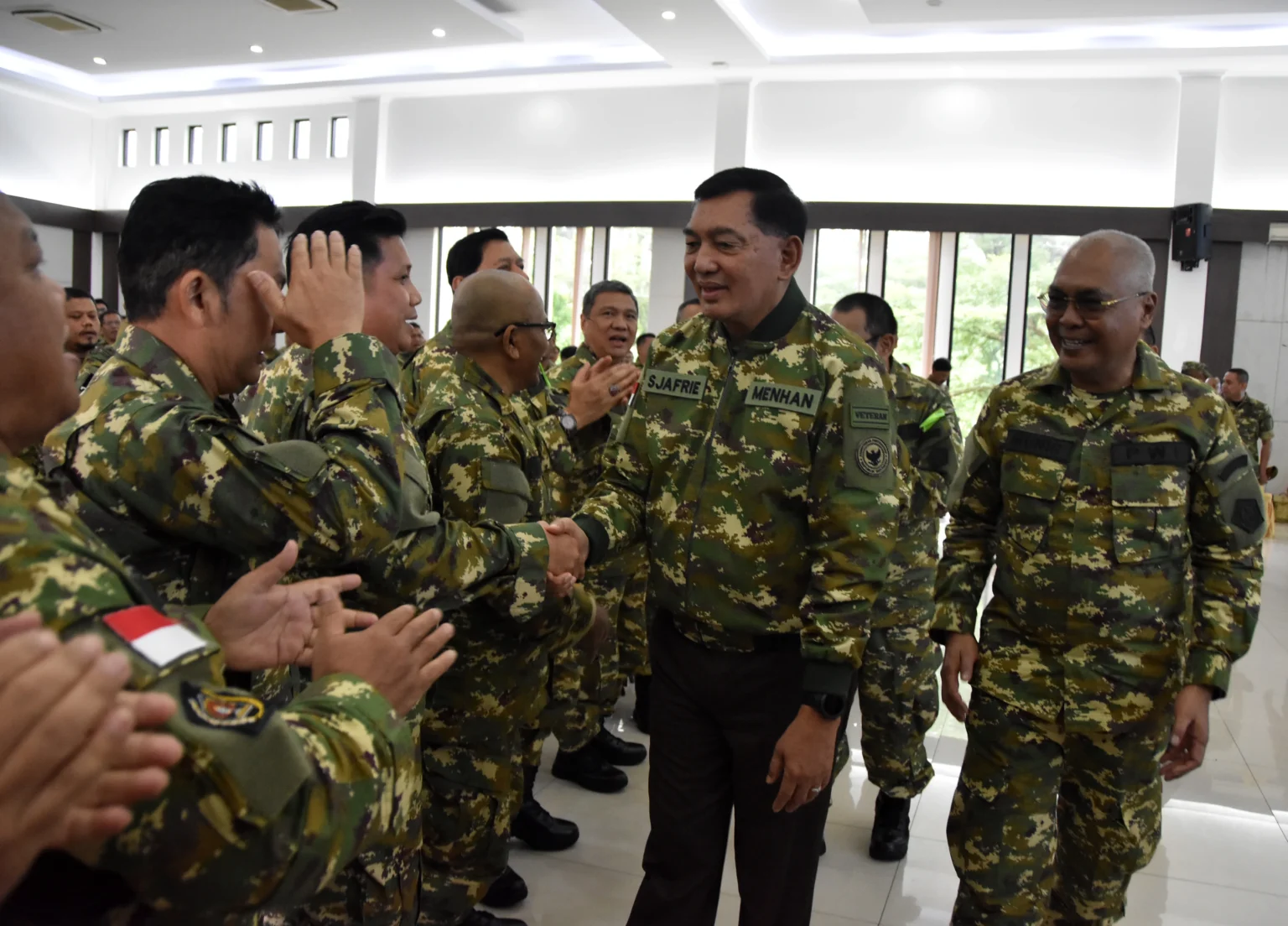 Menteri Pertahanan Sjafrie Sjamsoeddin (keempat kiri) berjabat tangan dengan peserta saat Retret PWI tahun 2026 di Pusat Kompetensi Bela Negara, Rumpin, Bogor, Jawa Barat